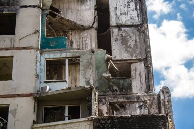 Kharkiv, Ukrayna, 19 Haziran 2024 Saltivka 'da Hasarlı bir bina, Harkiv' in kuzeyindeki bir bölge. Banliyö bölgesi, Rusya 'nın bombardımanından ülkedeki diğer bölgelerden daha fazla etkilendi..