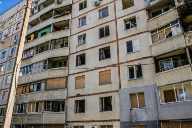 Kharkiv, Ukrayna, 19 Haziran 2024 Saltivka 'da Hasarlı bir bina, Harkiv' in kuzeyindeki bir bölge. Banliyö bölgesi, Rusya 'nın bombardımanından ülkedeki diğer bölgelerden daha fazla etkilendi..