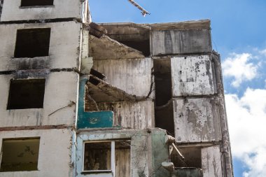 Kharkiv, Ukrayna, 19 Haziran 2024 Saltivka 'da Hasarlı bir bina, Harkiv' in kuzeyindeki bir bölge. Banliyö bölgesi, Rusya 'nın bombardımanından ülkedeki diğer bölgelerden daha fazla etkilendi..