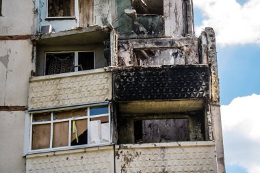 Kharkiv, Ukrayna, 19 Haziran 2024 Saltivka 'da Hasarlı bir bina, Harkiv' in kuzeyindeki bir bölge. Banliyö bölgesi, Rusya 'nın bombardımanından ülkedeki diğer bölgelerden daha fazla etkilendi..