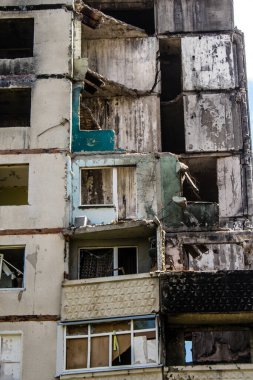 Kharkiv, Ukrayna, 19 Haziran 2024 Saltivka 'da Hasarlı bir bina, Harkiv' in kuzeyindeki bir bölge. Banliyö bölgesi, Rusya 'nın bombardımanından ülkedeki diğer bölgelerden daha fazla etkilendi..