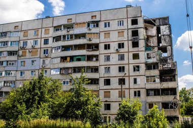 Kharkiv, Ukrayna, 19 Haziran 2024 Saltivka 'da Hasarlı bir bina, Harkiv' in kuzeyindeki bir bölge. Banliyö bölgesi, Rusya 'nın bombardımanından ülkedeki diğer bölgelerden daha fazla etkilendi..