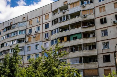 Kharkiv, Ukrayna, 19 Haziran 2024 Saltivka 'da Hasarlı bir bina, Harkiv' in kuzeyindeki bir bölge. Banliyö bölgesi, Rusya 'nın bombardımanından ülkedeki diğer bölgelerden daha fazla etkilendi..
