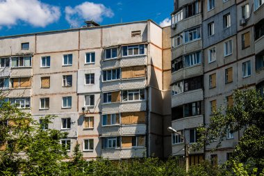 Kharkiv, Ukrayna, 19 Haziran 2024 Saltivka 'da Hasarlı bir bina, Harkiv' in kuzeyindeki bir bölge. Banliyö bölgesi, Rusya 'nın bombardımanından ülkedeki diğer bölgelerden daha fazla etkilendi..