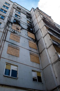 Kharkiv, Ukrayna, 19 Haziran 2024 Saltivka 'da Hasarlı bir bina, Harkiv' in kuzeyindeki bir bölge. Banliyö bölgesi, Rusya 'nın bombardımanından ülkedeki diğer bölgelerden daha fazla etkilendi..