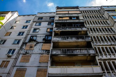 Kharkiv, Ukrayna, 19 Haziran 2024 Saltivka 'da Hasarlı bir bina, Harkiv' in kuzeyindeki bir bölge. Banliyö bölgesi, Rusya 'nın bombardımanından ülkedeki diğer bölgelerden daha fazla etkilendi..
