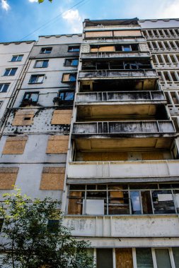 Kharkiv, Ukrayna, 19 Haziran 2024 Saltivka 'da Hasarlı bir bina, Harkiv' in kuzeyindeki bir bölge. Banliyö bölgesi, Rusya 'nın bombardımanından ülkedeki diğer bölgelerden daha fazla etkilendi..