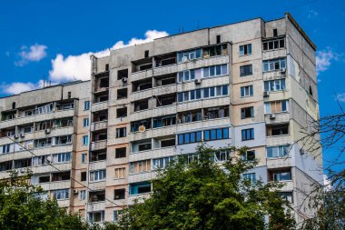 Kharkiv, Ukrayna, 19 Haziran 2024 Saltivka 'da Hasarlı bir bina, Harkiv' in kuzeyindeki bir bölge. Banliyö bölgesi, Rusya 'nın bombardımanından ülkedeki diğer bölgelerden daha fazla etkilendi..