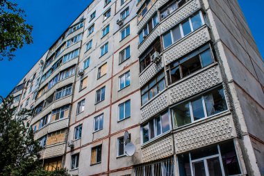 Kharkiv, Ukrayna, 19 Haziran 2024 Saltivka 'da Hasarlı bir bina, Harkiv' in kuzeyindeki bir bölge. Banliyö bölgesi, Rusya 'nın bombardımanından ülkedeki diğer bölgelerden daha fazla etkilendi..