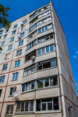 Kharkiv, Ukrayna, 19 Haziran 2024 Saltivka 'da Hasarlı bir bina, Harkiv' in kuzeyindeki bir bölge. Banliyö bölgesi, Rusya 'nın bombardımanından ülkedeki diğer bölgelerden daha fazla etkilendi..