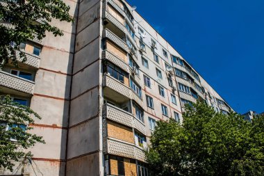 Kharkiv, Ukrayna, 19 Haziran 2024 Saltivka 'da Hasarlı bir bina, Harkiv' in kuzeyindeki bir bölge. Banliyö bölgesi, Rusya 'nın bombardımanından ülkedeki diğer bölgelerden daha fazla etkilendi..