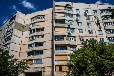 Kharkiv, Ukrayna, 19 Haziran 2024 Saltivka 'da Hasarlı bir bina, Harkiv' in kuzeyindeki bir bölge. Banliyö bölgesi, Rusya 'nın bombardımanından ülkedeki diğer bölgelerden daha fazla etkilendi..