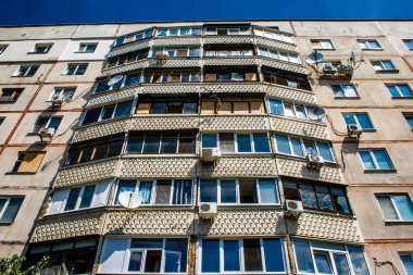 Kharkiv, Ukrayna, 19 Haziran 2024 Saltivka 'da Hasarlı bir bina, Harkiv' in kuzeyindeki bir bölge. Banliyö bölgesi, Rusya 'nın bombardımanından ülkedeki diğer bölgelerden daha fazla etkilendi..