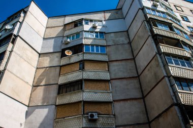 Kharkiv, Ukrayna, 19 Haziran 2024 Saltivka 'da Hasarlı bir bina, Harkiv' in kuzeyindeki bir bölge. Banliyö bölgesi, Rusya 'nın bombardımanından ülkedeki diğer bölgelerden daha fazla etkilendi..