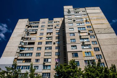Kharkiv, Ukrayna, 19 Haziran 2024 Saltivka 'da Hasarlı bir bina, Harkiv' in kuzeyindeki bir bölge. Banliyö bölgesi, Rusya 'nın bombardımanından ülkedeki diğer bölgelerden daha fazla etkilendi..