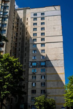 Kharkiv, Ukrayna, 19 Haziran 2024 Saltivka 'da Hasarlı bir bina, Harkiv' in kuzeyindeki bir bölge. Banliyö bölgesi, Rusya 'nın bombardımanından ülkedeki diğer bölgelerden daha fazla etkilendi..