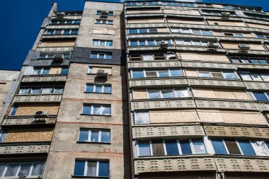 Kharkiv, Ukrayna, 19 Haziran 2024 Saltivka 'da Hasarlı bir bina, Harkiv' in kuzeyindeki bir bölge. Banliyö bölgesi, Rusya 'nın bombardımanından ülkedeki diğer bölgelerden daha fazla etkilendi..