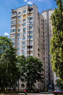 Kharkiv, Ukrayna, 19 Haziran 2024 Saltivka 'da Hasarlı bir bina, Harkiv' in kuzeyindeki bir bölge. Banliyö bölgesi, Rusya 'nın bombardımanından ülkedeki diğer bölgelerden daha fazla etkilendi..