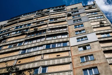 Kharkiv, Ukrayna, 19 Haziran 2024 Saltivka 'da Hasarlı bir bina, Harkiv' in kuzeyindeki bir bölge. Banliyö bölgesi, Rusya 'nın bombardımanından ülkedeki diğer bölgelerden daha fazla etkilendi..
