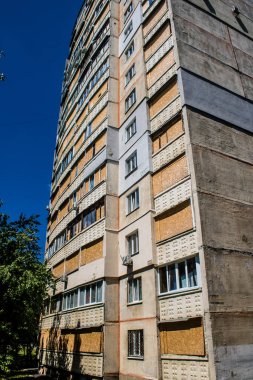 Kharkiv, Ukrayna, 19 Haziran 2024 Saltivka 'da Hasarlı bir bina, Harkiv' in kuzeyindeki bir bölge. Banliyö bölgesi, Rusya 'nın bombardımanından ülkedeki diğer bölgelerden daha fazla etkilendi..