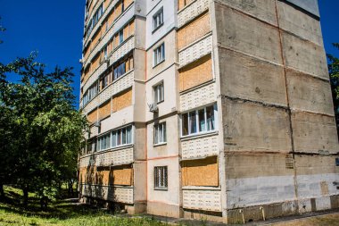 Kharkiv, Ukrayna, 19 Haziran 2024 Saltivka 'da Hasarlı bir bina, Harkiv' in kuzeyindeki bir bölge. Banliyö bölgesi, Rusya 'nın bombardımanından ülkedeki diğer bölgelerden daha fazla etkilendi..