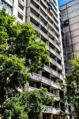 Kharkiv, Ukrayna, 19 Haziran 2024 Saltivka 'da Hasarlı bir bina, Harkiv' in kuzeyindeki bir bölge. Banliyö bölgesi, Rusya 'nın bombardımanından ülkedeki diğer bölgelerden daha fazla etkilendi..