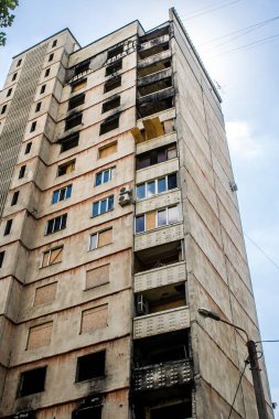 Kharkiv, Ukrayna, 19 Haziran 2024 Saltivka 'da Hasarlı bir bina, Harkiv' in kuzeyindeki bir bölge. Banliyö bölgesi, Rusya 'nın bombardımanından ülkedeki diğer bölgelerden daha fazla etkilendi..