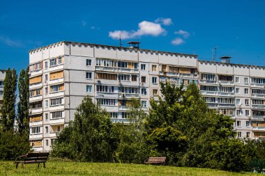 Kharkiv, Ukrayna, 19 Haziran 2024 Saltivka 'da Hasarlı bir bina, Harkiv' in kuzeyindeki bir bölge. Banliyö bölgesi, Rusya 'nın bombardımanından ülkedeki diğer bölgelerden daha fazla etkilendi..