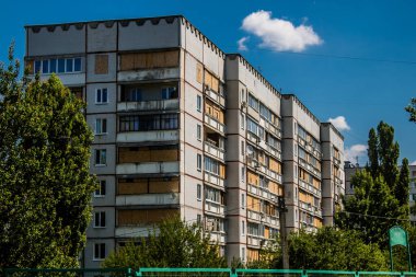 Kharkiv, Ukrayna, 19 Haziran 2024 Saltivka 'da Hasarlı bir bina, Harkiv' in kuzeyindeki bir bölge. Banliyö bölgesi, Rusya 'nın bombardımanından ülkedeki diğer bölgelerden daha fazla etkilendi..