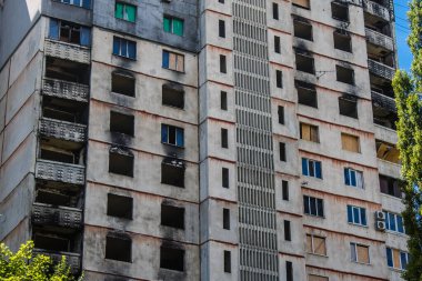 Kharkiv, Ukrayna, 19 Haziran 2024 Saltivka 'da Hasarlı bir bina, Harkiv' in kuzeyindeki bir bölge. Banliyö bölgesi, Rusya 'nın bombardımanından ülkedeki diğer bölgelerden daha fazla etkilendi..