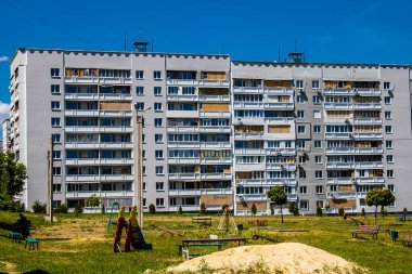 Kharkiv, Ukrayna, 19 Haziran 2024 Saltivka 'da Hasarlı bir bina, Harkiv' in kuzeyindeki bir bölge. Banliyö bölgesi, Rusya 'nın bombardımanından ülkedeki diğer bölgelerden daha fazla etkilendi..