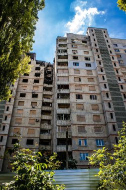 Kharkiv, Ukrayna, 19 Haziran 2024 Saltivka 'da Hasarlı bir bina, Harkiv' in kuzeyindeki bir bölge. Banliyö bölgesi, Rusya 'nın bombardımanından ülkedeki diğer bölgelerden daha fazla etkilendi..