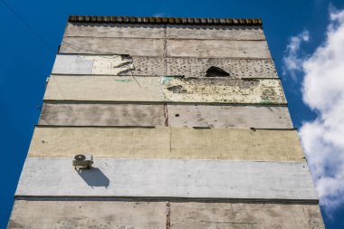 Kharkiv, Ukrayna, 19 Haziran 2024 Saltivka 'da Hasarlı bir bina, Harkiv' in kuzeyindeki bir bölge. Banliyö bölgesi, Rusya 'nın bombardımanından ülkedeki diğer bölgelerden daha fazla etkilendi..