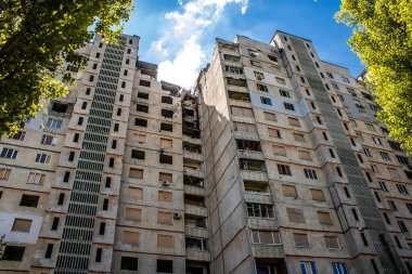 Kharkiv, Ukrayna, 19 Haziran 2024 Saltivka 'da Hasarlı bir bina, Harkiv' in kuzeyindeki bir bölge. Banliyö bölgesi, Rusya 'nın bombardımanından ülkedeki diğer bölgelerden daha fazla etkilendi..