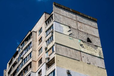 Kharkiv, Ukrayna, 19 Haziran 2024 Saltivka 'da Hasarlı bir bina, Harkiv' in kuzeyindeki bir bölge. Banliyö bölgesi, Rusya 'nın bombardımanından ülkedeki diğer bölgelerden daha fazla etkilendi..