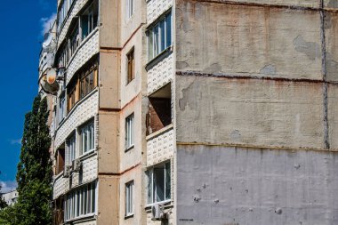 Kharkiv, Ukrayna, 19 Haziran 2024 Saltivka 'da Hasarlı bir bina, Harkiv' in kuzeyindeki bir bölge. Banliyö bölgesi, Rusya 'nın bombardımanından ülkedeki diğer bölgelerden daha fazla etkilendi..
