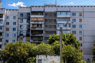 Kharkiv, Ukrayna, 19 Haziran 2024 Saltivka 'da Hasarlı bir bina, Harkiv' in kuzeyindeki bir bölge. Banliyö bölgesi, Rusya 'nın bombardımanından ülkedeki diğer bölgelerden daha fazla etkilendi..