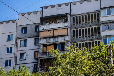 Kharkiv, Ukrayna, 19 Haziran 2024 Saltivka 'da Hasarlı bir bina, Harkiv' in kuzeyindeki bir bölge. Banliyö bölgesi, Rusya 'nın bombardımanından ülkedeki diğer bölgelerden daha fazla etkilendi..