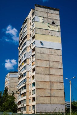 Kharkiv, Ukrayna, 19 Haziran 2024 Saltivka 'da Hasarlı bir bina, Harkiv' in kuzeyindeki bir bölge. Banliyö bölgesi, Rusya 'nın bombardımanından ülkedeki diğer bölgelerden daha fazla etkilendi..