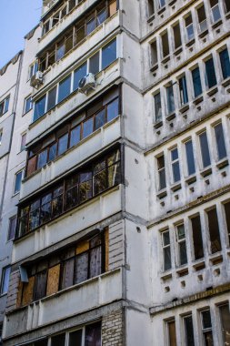 Kharkiv, Ukrayna, 19 Haziran 2024 Saltivka 'da Hasarlı bir bina, Harkiv' in kuzeyindeki bir bölge. Banliyö bölgesi, Rusya 'nın bombardımanından ülkedeki diğer bölgelerden daha fazla etkilendi..