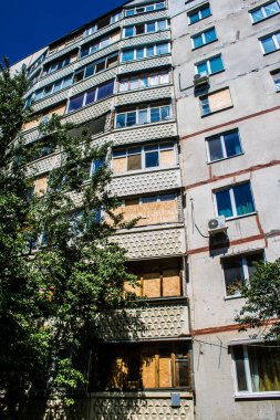 Kharkiv, Ukrayna, 19 Haziran 2024 Saltivka 'da Hasarlı bir bina, Harkiv' in kuzeyindeki bir bölge. Banliyö bölgesi, Rusya 'nın bombardımanından ülkedeki diğer bölgelerden daha fazla etkilendi..