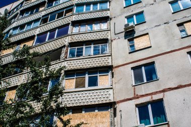 Kharkiv, Ukrayna, 19 Haziran 2024 Saltivka 'da Hasarlı bir bina, Harkiv' in kuzeyindeki bir bölge. Banliyö bölgesi, Rusya 'nın bombardımanından ülkedeki diğer bölgelerden daha fazla etkilendi..