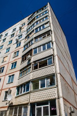 Kharkiv, Ukrayna, 19 Haziran 2024 Saltivka 'da Hasarlı bir bina, Harkiv' in kuzeyindeki bir bölge. Banliyö bölgesi, Rusya 'nın bombardımanından ülkedeki diğer bölgelerden daha fazla etkilendi..