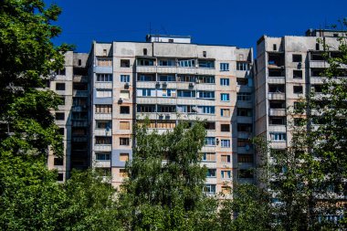 Kharkiv, Ukrayna, 19 Haziran 2024 Saltivka 'da Hasarlı bir bina, Harkiv' in kuzeyindeki bir bölge. Banliyö bölgesi, Rusya 'nın bombardımanından ülkedeki diğer bölgelerden daha fazla etkilendi..