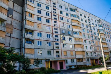 Kharkiv, Ukrayna, 19 Haziran 2024 Saltivka 'da Hasarlı bir bina, Harkiv' in kuzeyindeki bir bölge. Banliyö bölgesi, Rusya 'nın bombardımanından ülkedeki diğer bölgelerden daha fazla etkilendi..
