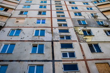 Kharkiv, Ukrayna, 19 Haziran 2024 Saltivka 'da Hasarlı bir bina, Harkiv' in kuzeyindeki bir bölge. Banliyö bölgesi, Rusya 'nın bombardımanından ülkedeki diğer bölgelerden daha fazla etkilendi..