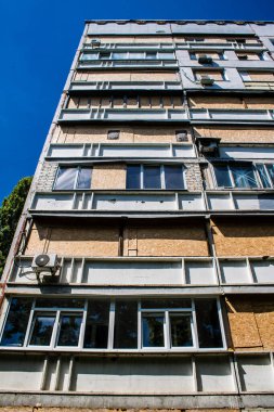 Kharkiv, Ukrayna, 19 Haziran 2024 Saltivka 'da Hasarlı bir bina, Harkiv' in kuzeyindeki bir bölge. Banliyö bölgesi, Rusya 'nın bombardımanından ülkedeki diğer bölgelerden daha fazla etkilendi..