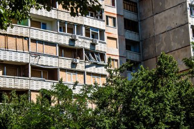 Kharkiv, Ukrayna, 19 Haziran 2024 Saltivka 'da Hasarlı bir bina, Harkiv' in kuzeyindeki bir bölge. Banliyö bölgesi, Rusya 'nın bombardımanından ülkedeki diğer bölgelerden daha fazla etkilendi..