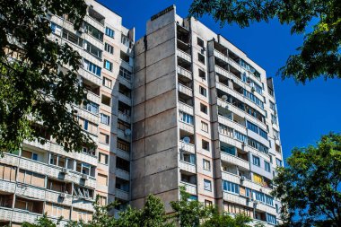 Kharkiv, Ukrayna, 19 Haziran 2024 Saltivka 'da Hasarlı bir bina, Harkiv' in kuzeyindeki bir bölge. Banliyö bölgesi, Rusya 'nın bombardımanından ülkedeki diğer bölgelerden daha fazla etkilendi..