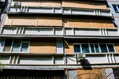 Kharkiv, Ukrayna, 19 Haziran 2024 Saltivka 'da Hasarlı bir bina, Harkiv' in kuzeyindeki bir bölge. Banliyö bölgesi, Rusya 'nın bombardımanından ülkedeki diğer bölgelerden daha fazla etkilendi..